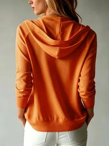 Vista posteriore di cardigan in maglia con cappuccio arancione a taglio ampio da donna