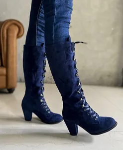 Stivali alti stringati in pelle scamosciata blu con tacco largo e punta tonda, dettaglio.