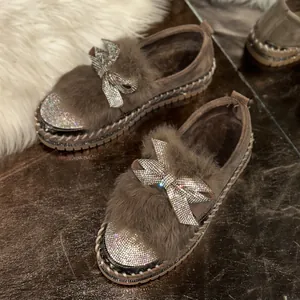 Modische braune Damen-Loafer mit flauschigem Fell und funkelnder Strass-Schleife