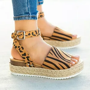 Gros plan de sandales espadrilles à plateforme à motif léopard avec brides à boucle