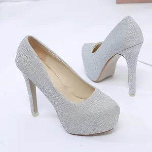 Vista de detalle de zapatos de tacón con plataforma y purpurina plateada brillante