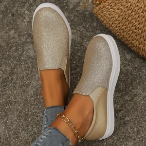 Detailansicht der Damen Slipper mit Champagner-Glitzer und dicker weißer Plateausohle