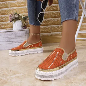 Eleganti mocassini platform arancioni da donna con strass e perline indossati da modella.