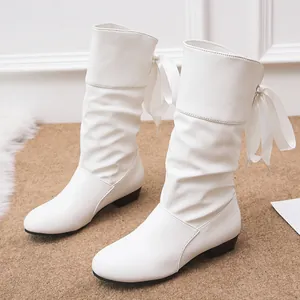 Elegantes botas altas blancas con pliegues, lazo de cinta y un tacón bajo cómodo
