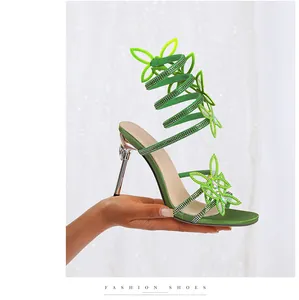Elegante grüne Schlangen-Sandalen mit Strass-Schmetterlingen und Pfennigabsatz-Schuhe