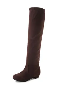 Eleganti stivali sopra il ginocchio in finto camoscio marrone scuro con comodo tacco basso.