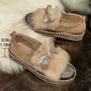 Nahaufnahme der Damen-Plateau-Loafer mit Kunstpelz und dekorativem Strass-Schleifchen