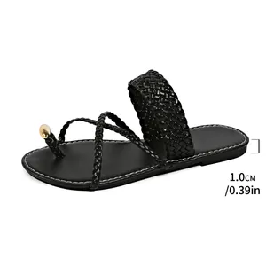 Sandales plates tressées noires avec détail doré et semelle fine de 1,0 cm