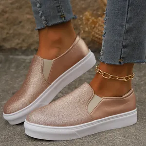 Nahaufnahme der roségoldenen Glitzer-Slip-On-Sneaker mit dicker weißer Plateausohle