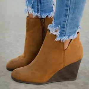 Seitenansicht eleganter brauner Keilstiefeletten aus Wildleder mit Reißverschluss