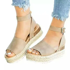 Vue latérale de sandales espadrilles à plateforme avec boucle de cheville réglable