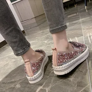 Gros plan de mocassins à plateforme élégants en strass rose avec détails de nœuds