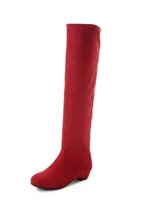Vista laterale di uno stivale sopra il ginocchio in camoscio rosso elasticizzato donna