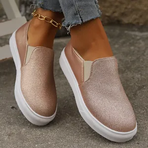 Detaillierte Ansicht von roségoldenen Glitzer-Slippern mit dicken weißen Plateausohlen