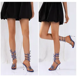Blaue römische Sandalen mit quadratischer Zehe, Strass-Schmetterling und Wickelriemen.