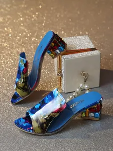 Detailansicht von Damen-Sandalen mit buntem Strass-Blockabsatz und abstraktem Druck