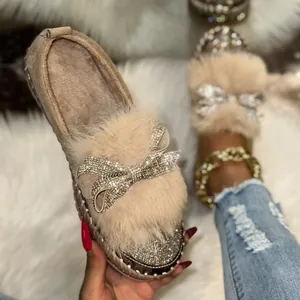 Detailansicht stilvoller Damen-Loafer mit flauschigem Kunstpelz-Pompon und Strassschleife
