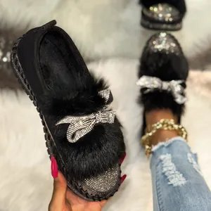 Detailansicht der schwarzen Damen-Loafer mit flauschigem Kunstpelz und einer glitzernden Strass-Schleife