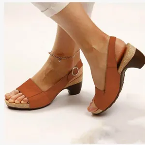 Elegantes sandalias naranja-marrón con tacón grueso y correa de hebilla ajustable