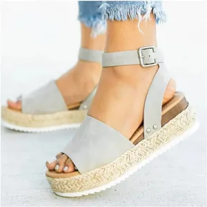 Vue détaillée de sandales compensées espadrilles grises avec bride cheville et plateforme
