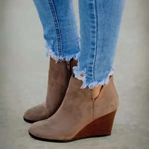 Modische Damen-Keilstiefeletten in Taupe aus Wildleder mit braunem Keilabsatz