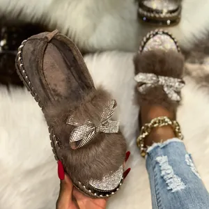 Detailansicht brauner Damen-Loafer mit Strass-Schleife und Pelzbesatz für den Winter