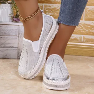 Squisito primo piano dei mocassini platform con strass argento scintillanti da donna