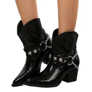 Bottines noires élégantes à talon épais, bout pointu avec chaînes métalliques et boucles