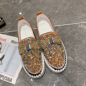 Vue détaillée de mocassins pour femmes avec nœud en strass brillant et semelle plateforme