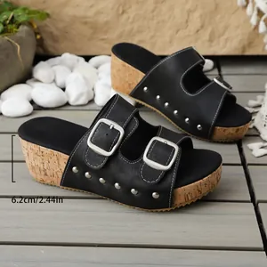 Sandales compensées noires à double boucles montrant le détail du talon de 6,2 cm