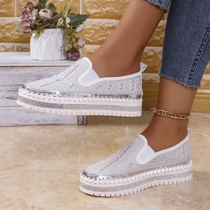 Primo piano di mocassini platform con strass argento da donna in ambiente reale