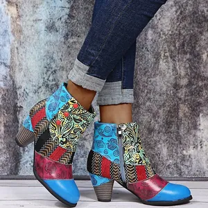 Vue détaillée des bottines ethniques en patchwork avec talon haut épais et fermeture éclair.