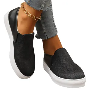 Trendige schwarze Glitzer-Slip-On-Plateau-Sneaker für Damen mit runder Kappe und weißer Sohle