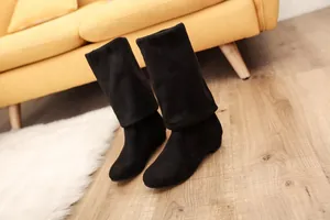 Stivali scamosciati neri elasticizzati da donna con risvolto per un look elegante.