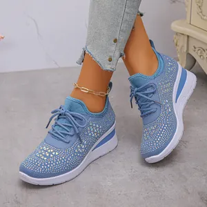 Vue détaillée de baskets compensées bleues à strass avec tige en maille respirante