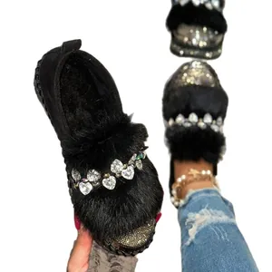 Elegante schwarze Damen-Slipper mit Kunstfell, herzförmigen Strasssteinen und Glitzerdetails