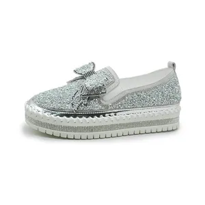 Scarpe slip-on platform argento con paillettes e fiocco di strass per donne eleganti