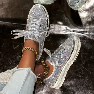Detailaufnahme silberner Glitzer-Plateau-Sneaker für Damen mit Strass-Verzierung