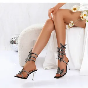 Elegante schwarze römische Sandalen mit Strass-Schmetterlingen und Pfennigabsatz zum Schnüren