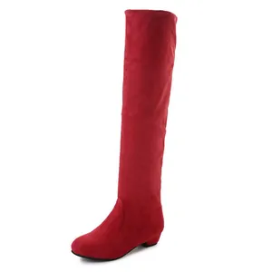 Eleganti stivali sopra il ginocchio in camoscio rosso con tacco basso e vestibilità.