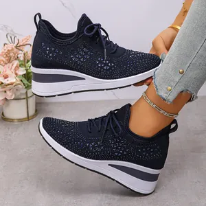 Vue détaillée des baskets en mesh à strass bleu marine avec semelles compensées.