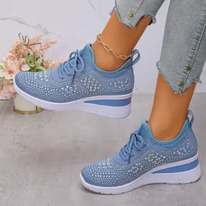 Détail des baskets compensées bleues à strass avec maille respirante et semelles épaisses