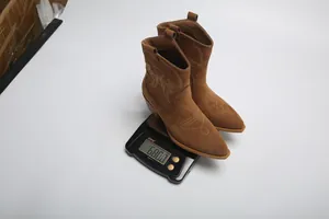 Weight measurement showing 680g for these brown suede pointed toe Western cowboy boots