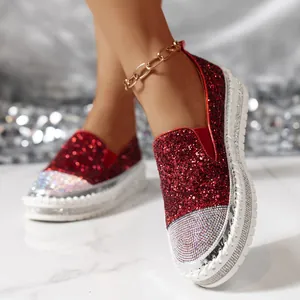 Dettaglio di mocassini glitter rossi con punta in strass e suola platform