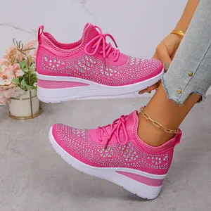 Détail de baskets en mesh rose avec motifs en strass étincelants et semelles blanches