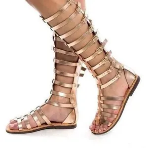Vue détaillée des sandales gladiateur montantes or rose pour femmes à boucles multiples.