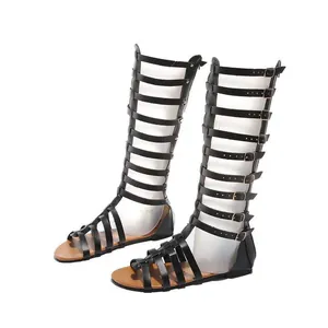 Sandales gladiateurs montantes noires avec multiples brides et semelles plates.