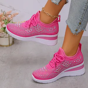 Vue détaillée de baskets compensées roses pour femmes avec motifs en strass brillants