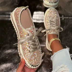 Detailansicht von champagnergoldenen Plateau-Loafers mit glänzenden Pailletten