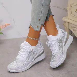 Gros plan de baskets blanches respirantes ornées de strass étincelants et élégants